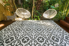 Load image into Gallery viewer, Outdoor Rug - Lisboa Grey And White